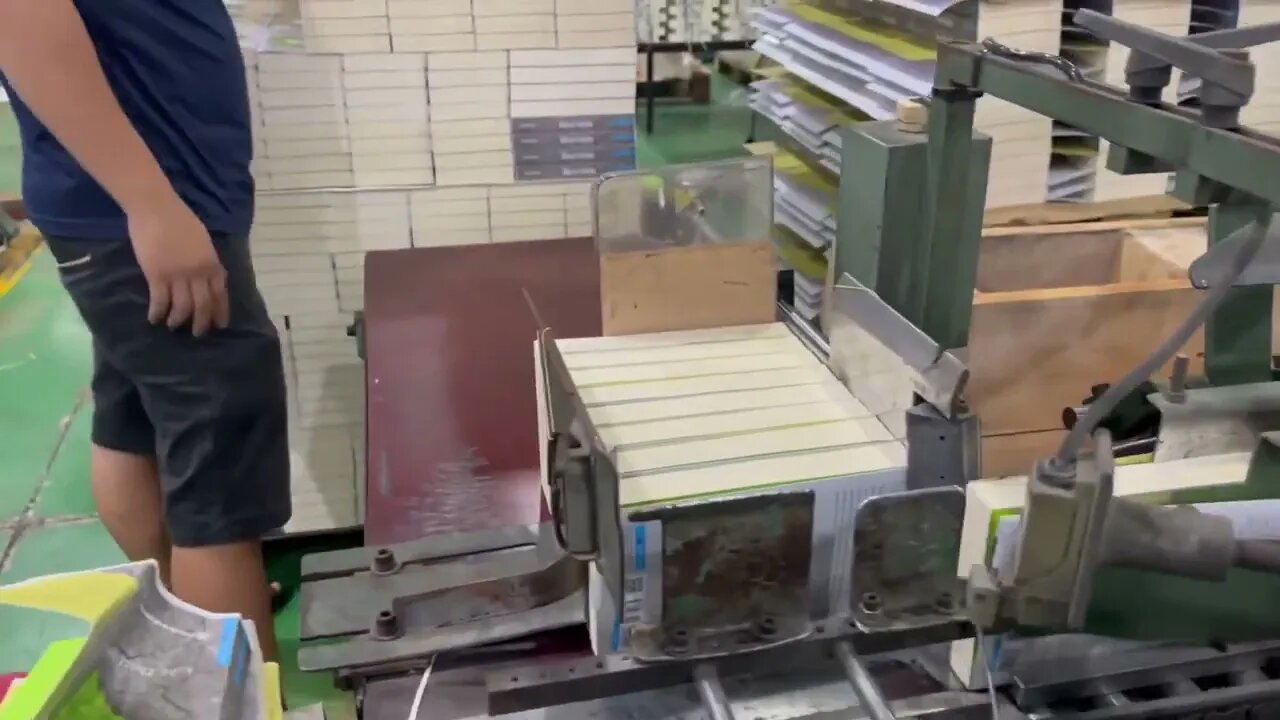 Dây chuyền máy cắt bụng và gấp cánh hoàn thiện sách