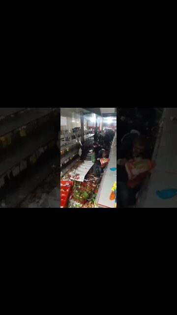 Mirroring scenes coming out of #SriLanka, #Iranians are kicking off over the cost of living.