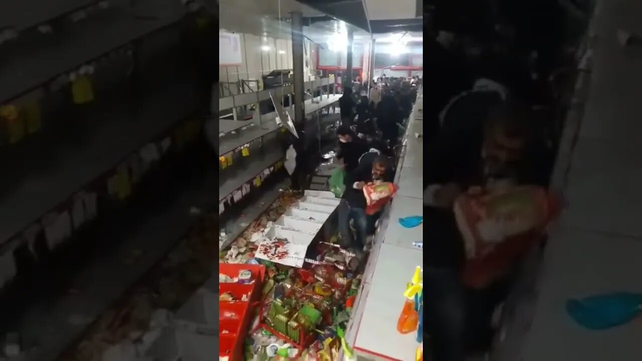 Mirroring scenes coming out of #SriLanka, #Iranians are kicking off over the cost of living.