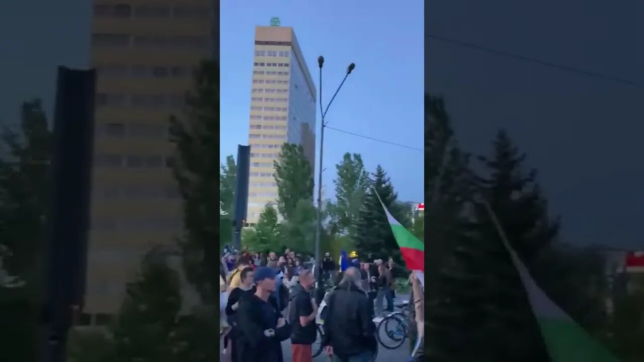 Major protest in support of Ukraine tonight in front of the Russian Embassy in Sofia, Bulgaria 🇧🇬