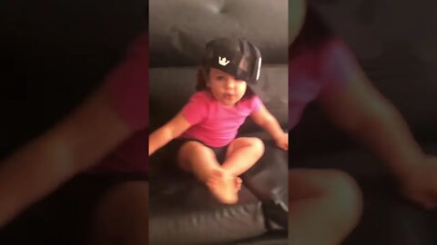 TENTANDO LEVANTAR DO SOFA [ RISOS ] - TRYING TO GET UP FROM THE SOFA [LAUGHTER] - محاولة النهوض من أ