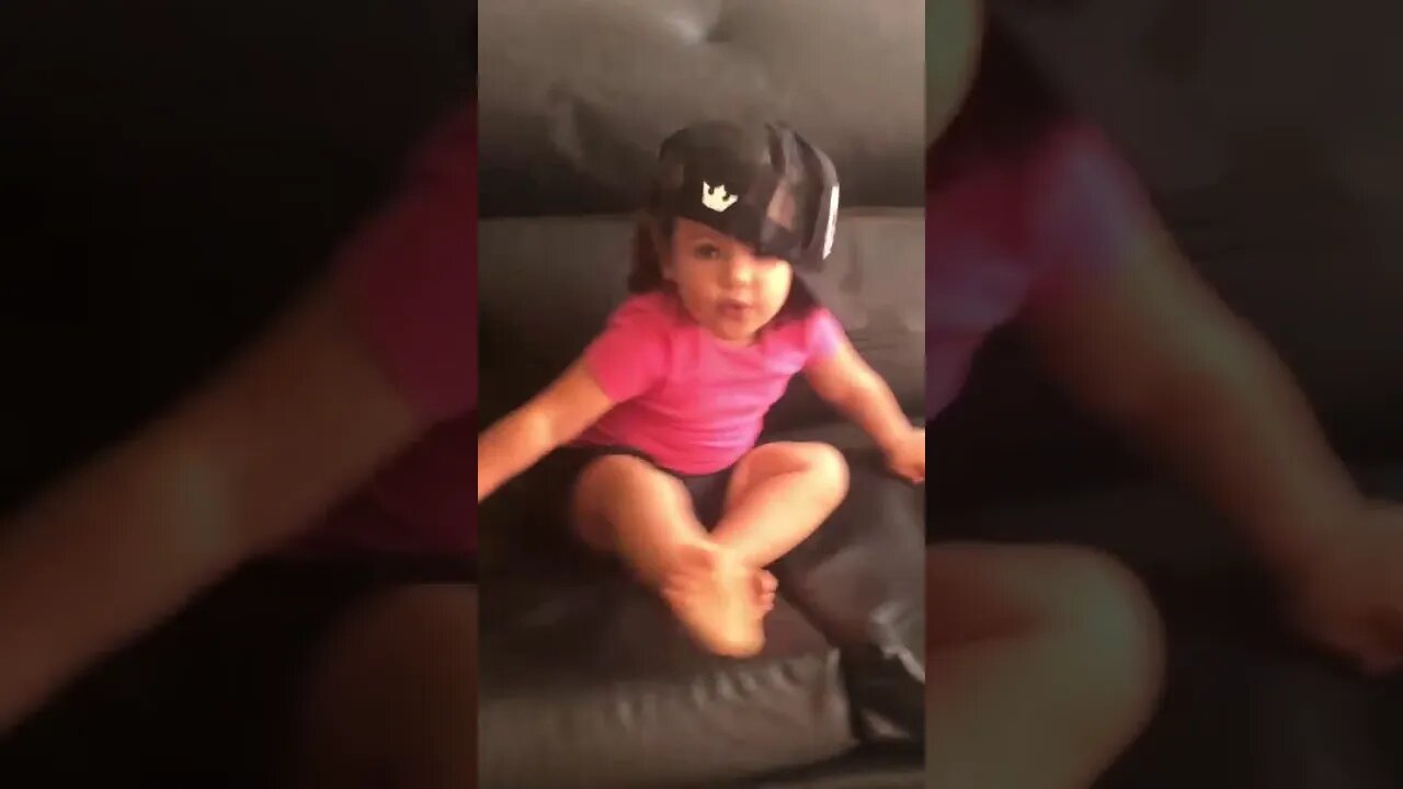 TENTANDO LEVANTAR DO SOFA [ RISOS ] - TRYING TO GET UP FROM THE SOFA [LAUGHTER] - محاولة النهوض من أ