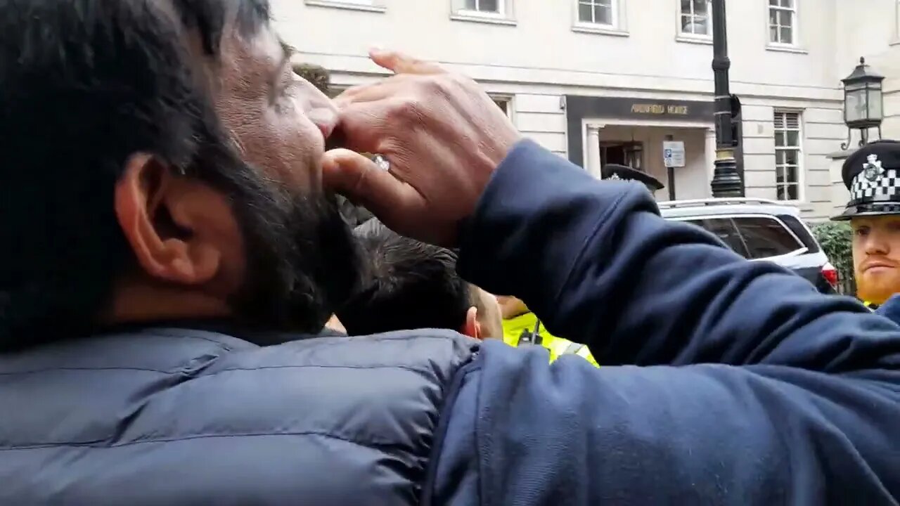 Imran Khan's vote of no confidence leads to clashes between rival supporters in london #metpolice