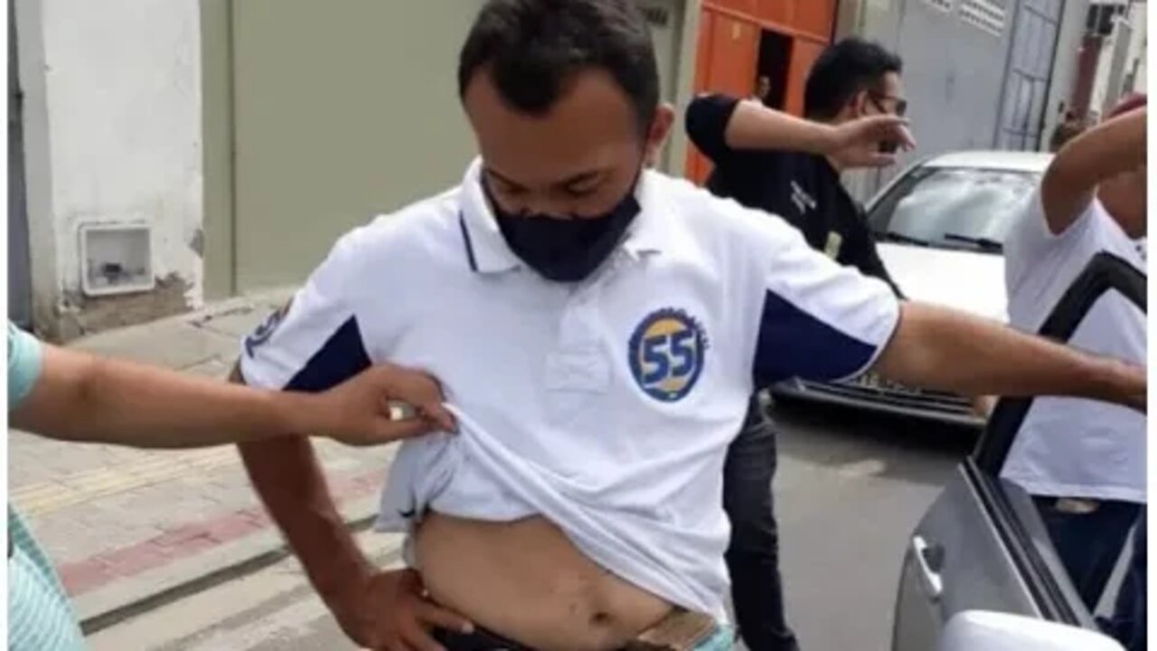 PEGO COM DINHEIRO NA CUECA? Polícia encontra irmão de prefeito com dinheiro escondido na cueca