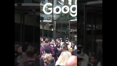 Anti vaccine passport protesters are trying to enter Google HQ Today