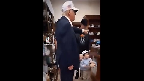 TRUMP❤️🇺🇸🥇🪽SHOPS WITH ELON MUSK🤍🇺🇸🏅🪽AT SOUVENIR SHOP💙🇺🇸🪽🏅🏰