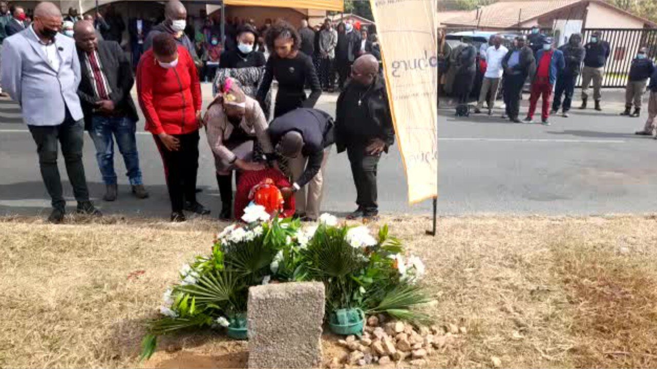 Mpho Moerane: wreath-laying