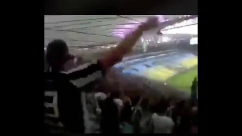 O dia em que a torcida do Botafogo cantou música do VASCO
