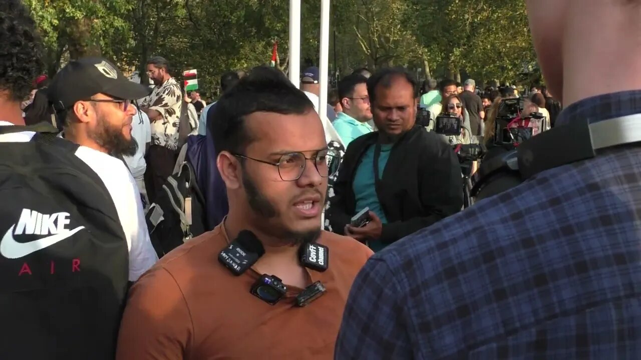 P2 Possible Shahadah, nice example of giving Dawah at Speakers Corner.