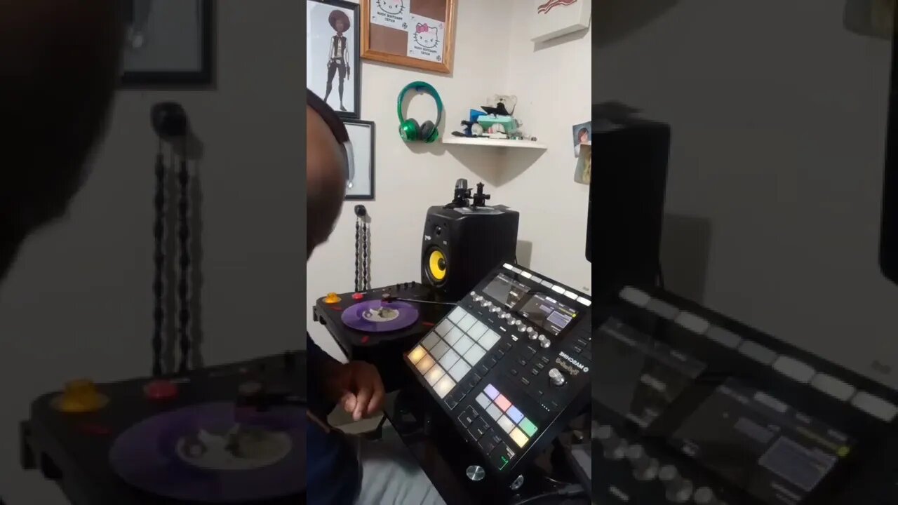 Beatmaking with Maschine MK3 and Numark PT01 Scratch #shorts