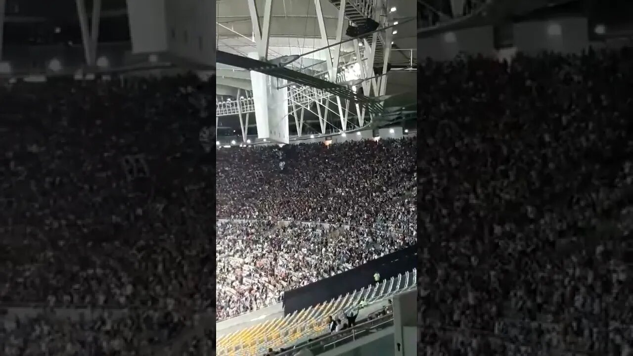 Torcida do Vasco cantando mesmo após a derrota no clássico