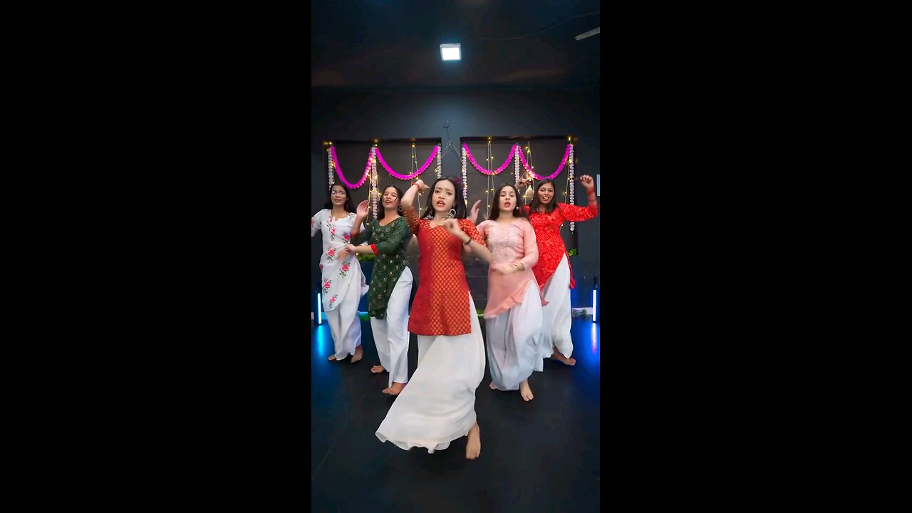 Bollywood song Aae jawani sar pe mere
