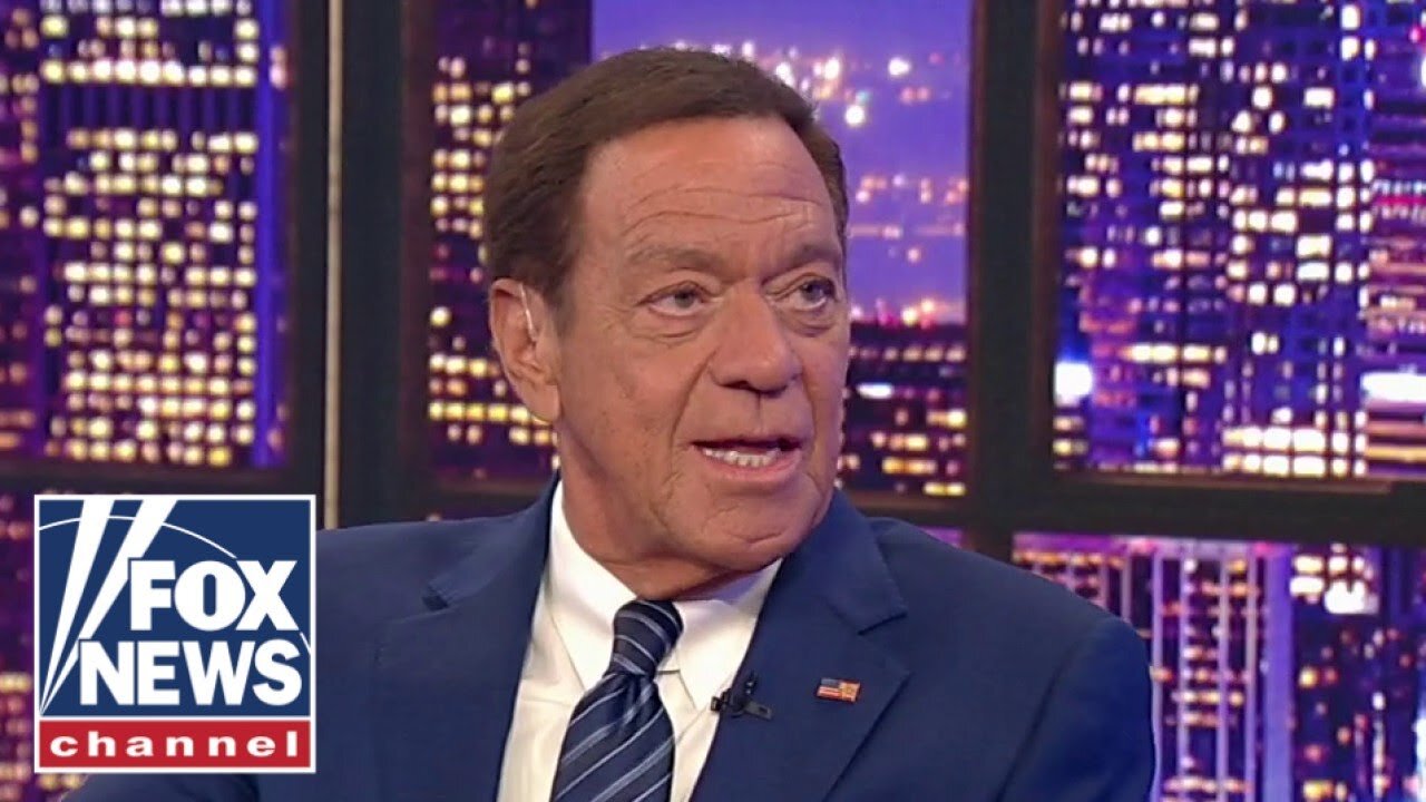 Joe Piscopo breaks out some Frank Sinatra