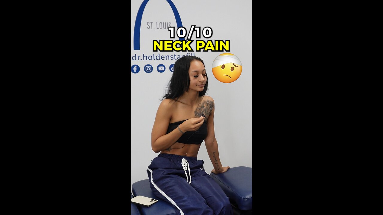 She Slept on Her Neck Wrong! #chiropractor #backpain #neckpain #headaches