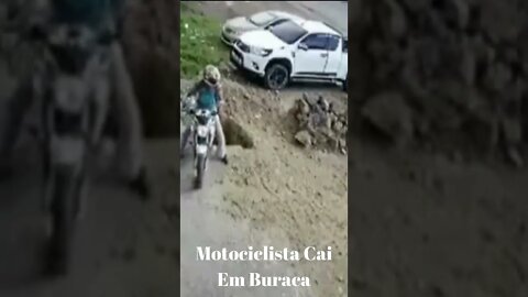 Motociclista Descuidado Cai Em Buraco { shorts }