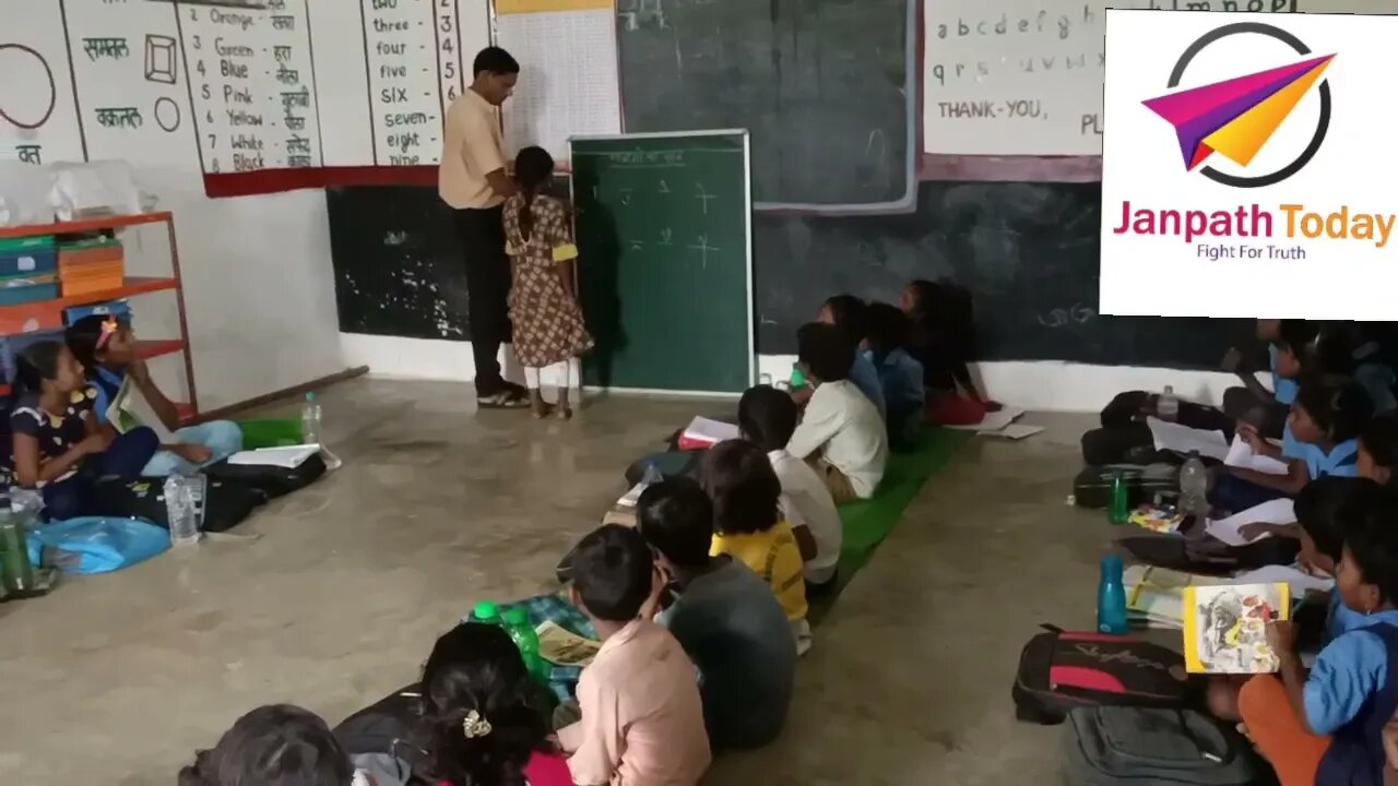 स्कूल के रास्ते पर दबंग का कब्ज़ा