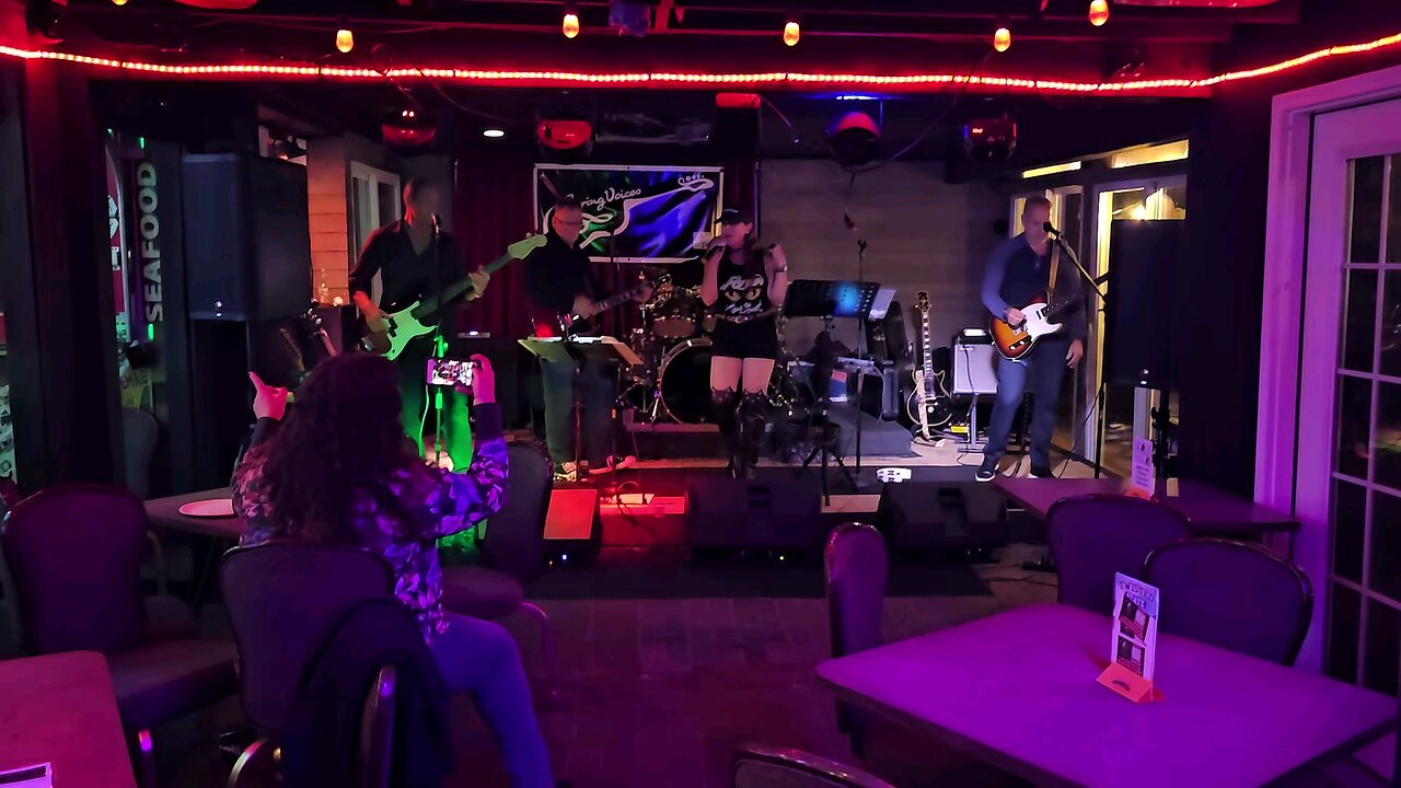 Hearing Voices Band - Stuck In The Middle With You
