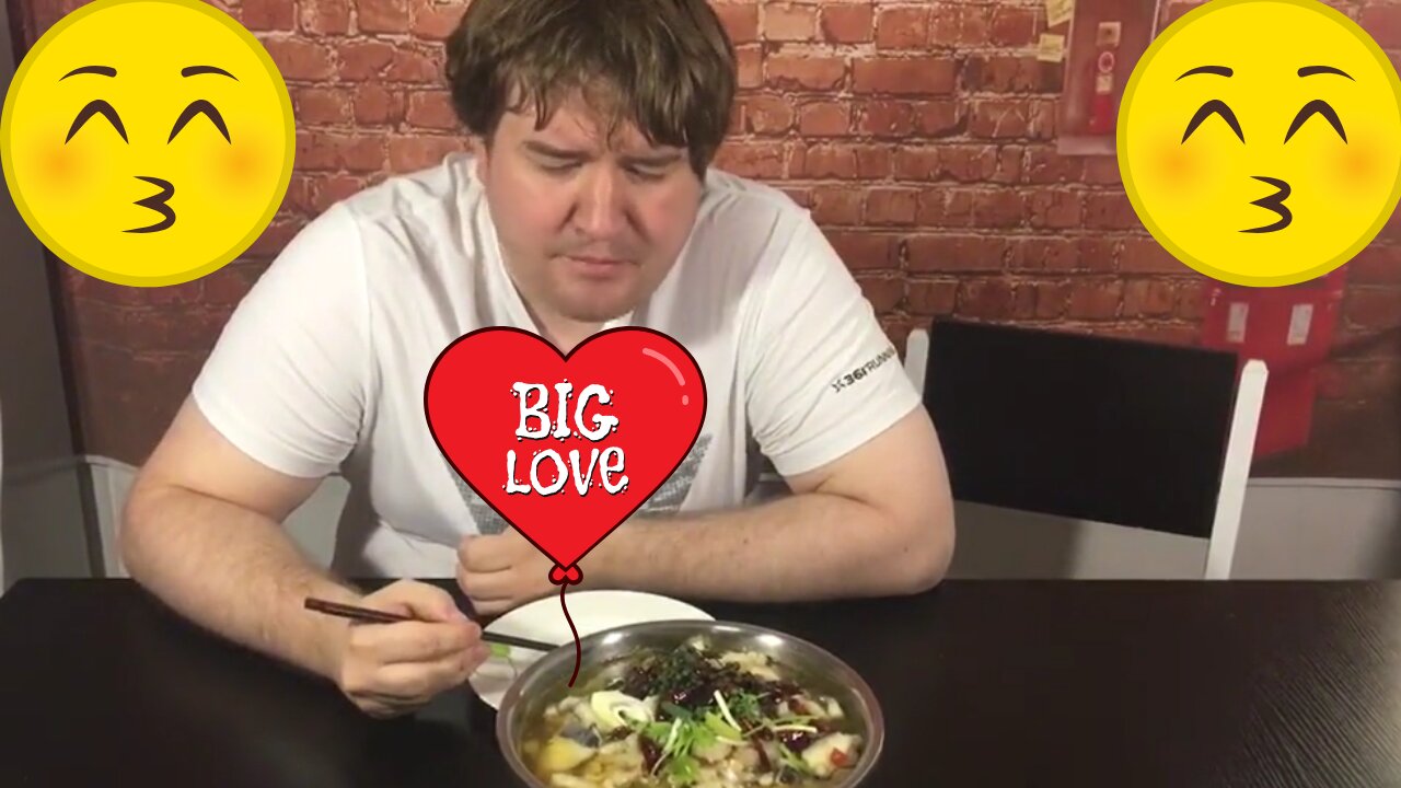 Foreigner Tries Pickled Fish, Shocked and Plans 3 Months in Sichuan for Local Cuisine!