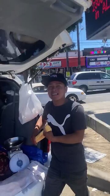 Man in Oakland, California, serving 100% USDA beef 🥩 and he accepts cashapp 😂😂😂