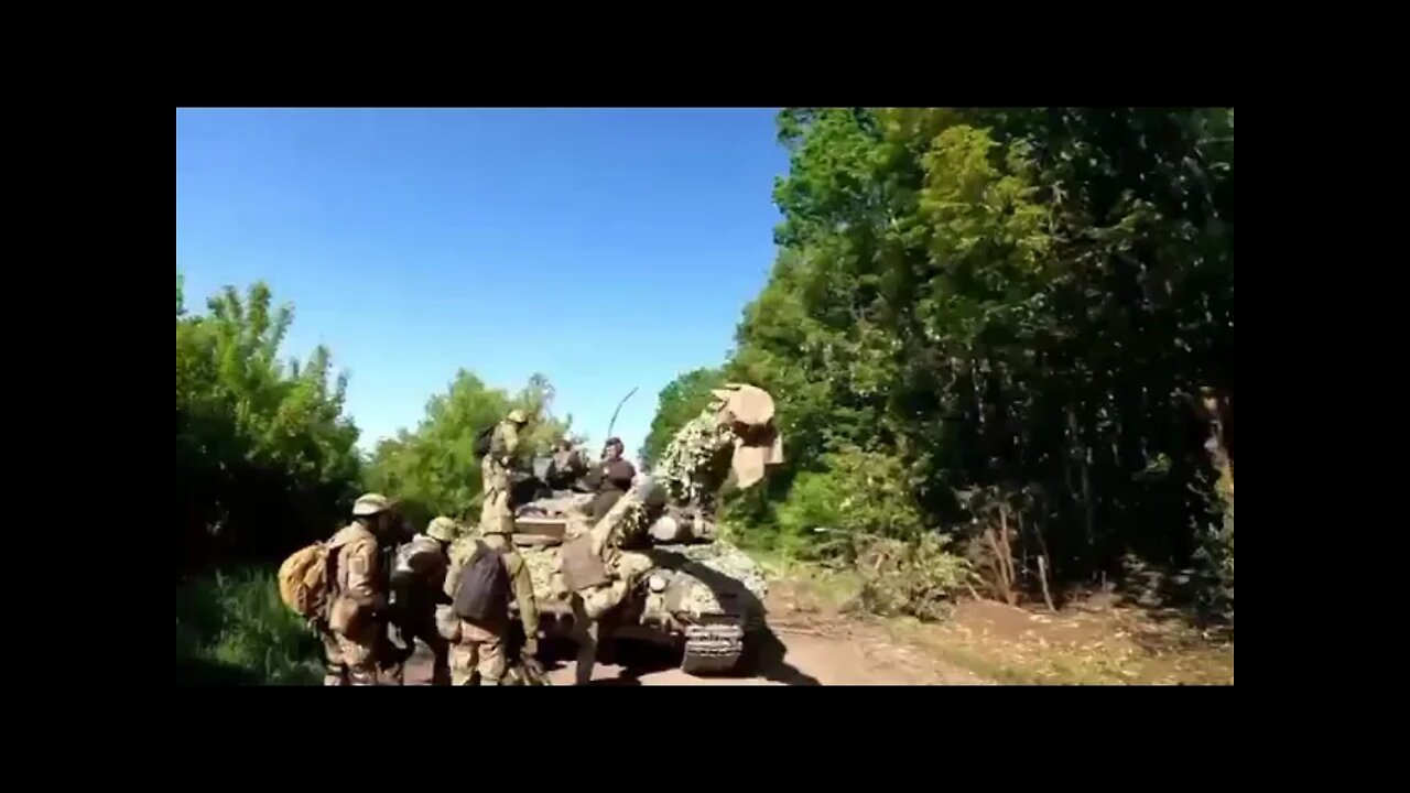 Ukrainian convoy reportedly preparing a counter-attack in the Eastern Fronts against Russian forces!