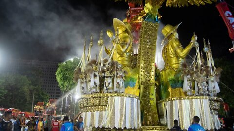 VÍDEO: CARRO DA BEIJA-FLOR PEGA FOGO NA SAPUCAÍ