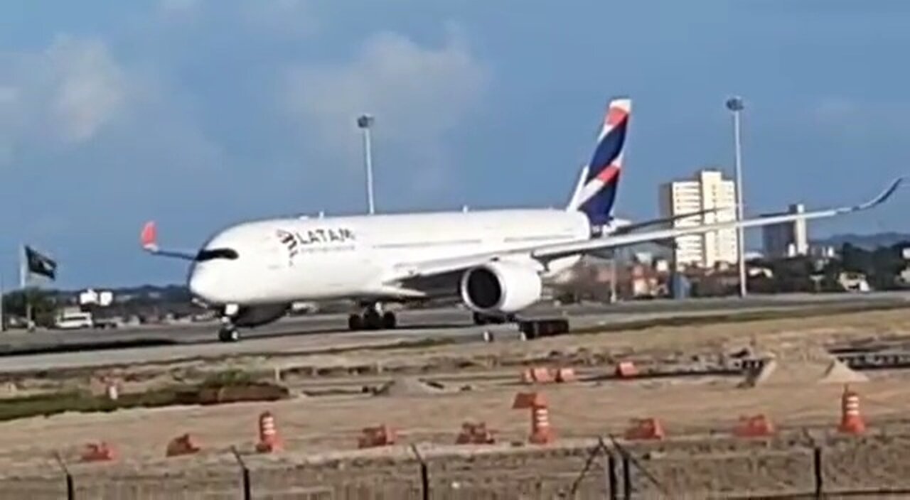 Airbus A350-900 PR-XTD decola para Guarulhos de Fortaleza e deixa fumaça para trás(28/05/2020)