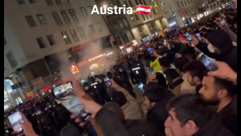 Austria: Epic scenes, as The People outnumber and surround the Police