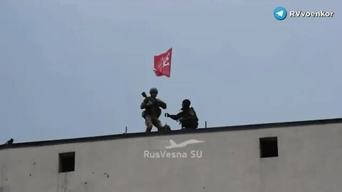 Krasny Liman declared liberated: The Flags of Victory, Russia and DPR on the admin building