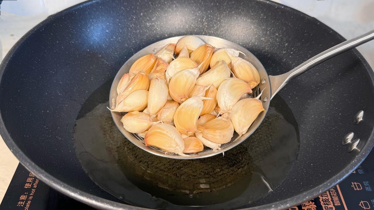 Garlic Sizzle : Instant Delight Pour the garlic into the boiling oil pan,