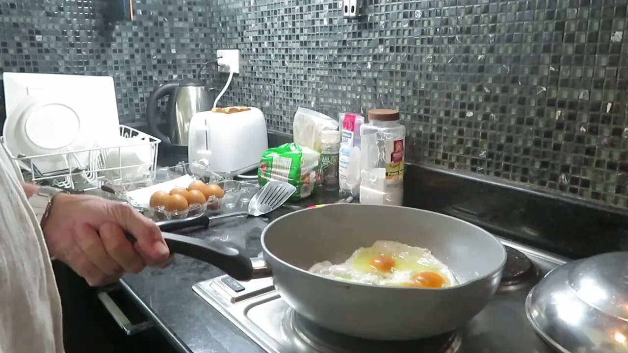 Nice 4-Egg Runny Yolk Plate With 2 Dry Whole Wheat Toast