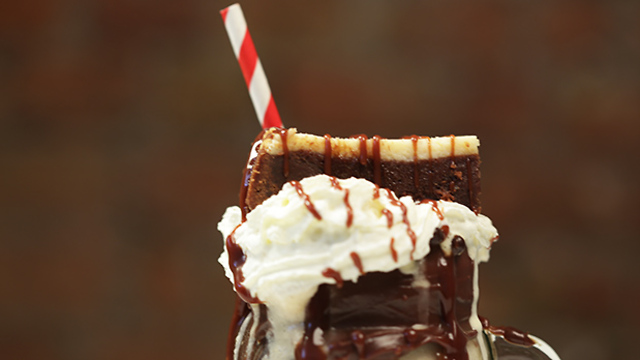 How to make a coffee and Baileys freakshake