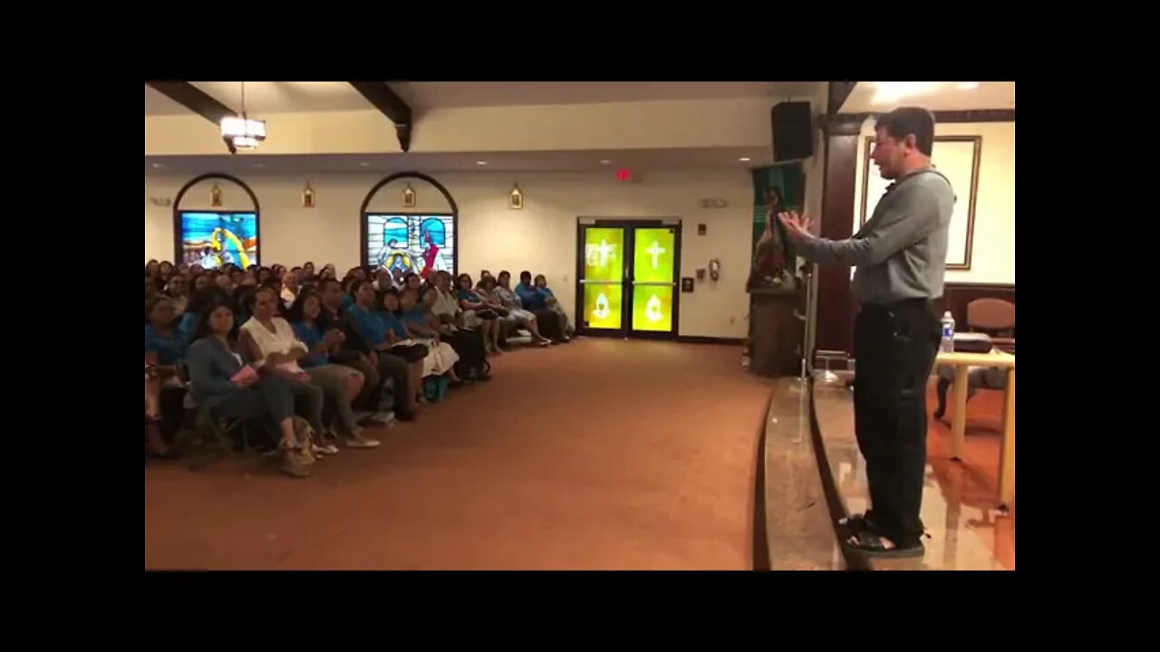 Padre Luis Toro con líderes.