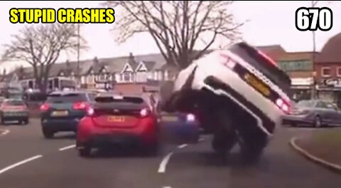 Stupid driving mistakes 670 (January 2022 English subtitles)