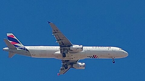 Airbus A321 PT-MXC vindo de Natal e Airbus A320 PR-TYF vindo do Recife para Fortaleza