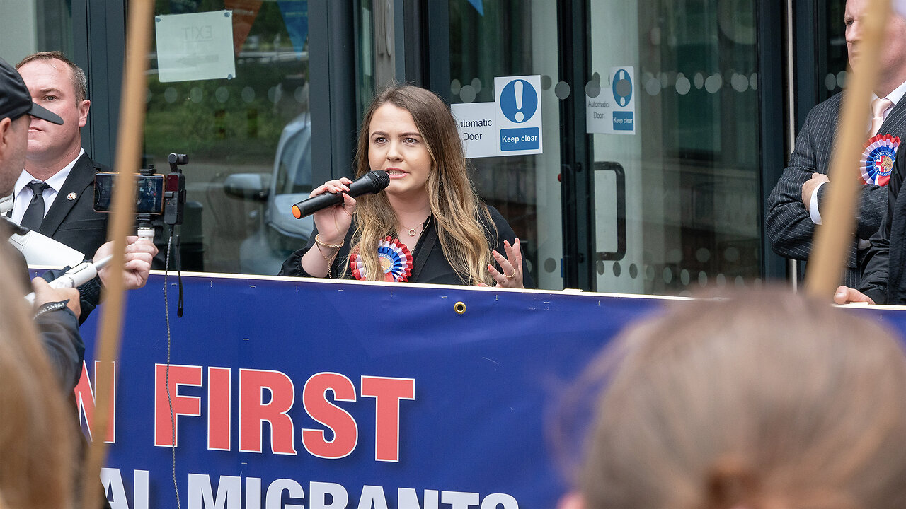 Ashlea gives rousing speech against illegal immigration outside Serco head office!