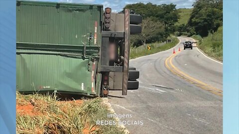 BR-259: caminhão carregado com eletrodomésticos tomba e deixa motorista ferido