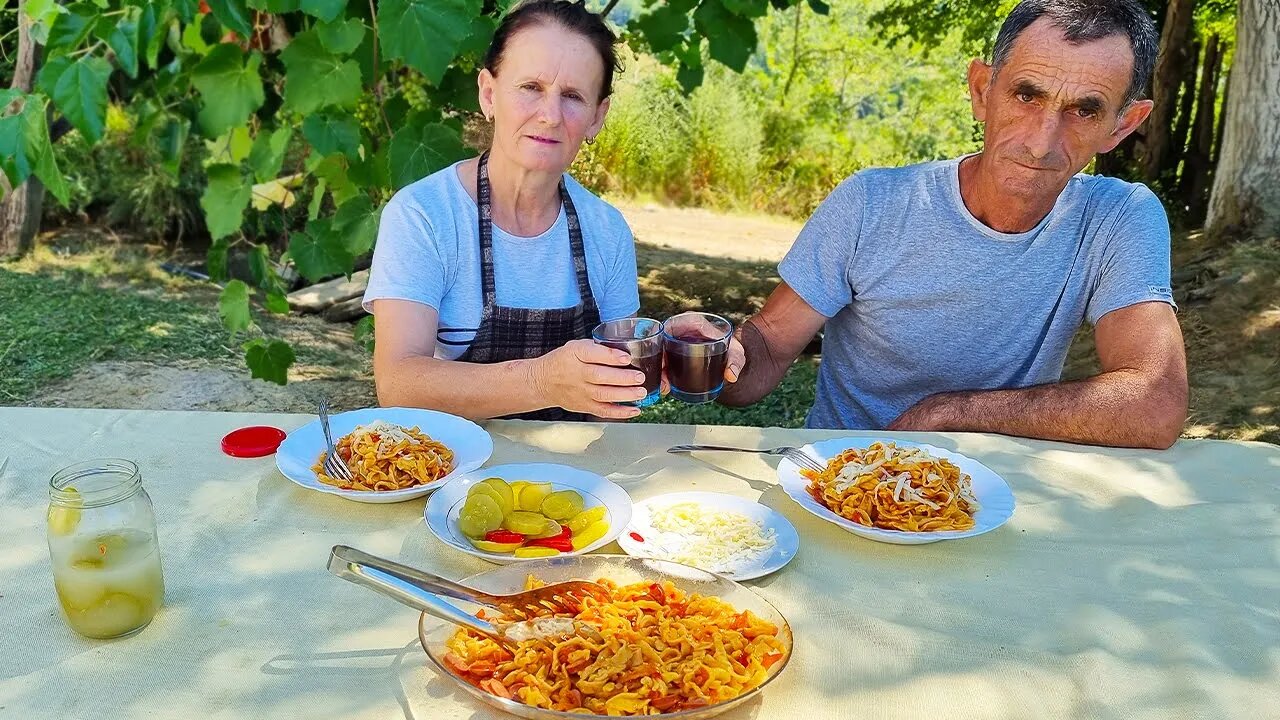 Makarona me Salcë të bëra vetë në Shtëpi, Receta e Shoqes nga Italia. Homemade Tomato Sauce Pasta.