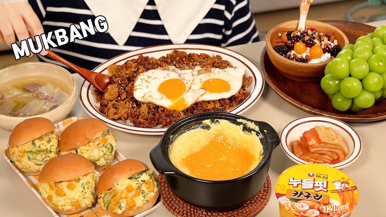 Cooking Mukbang :)Tuna kimchi fried rice, corn egg bread, cheese steamed egg, yogurt, grapes.