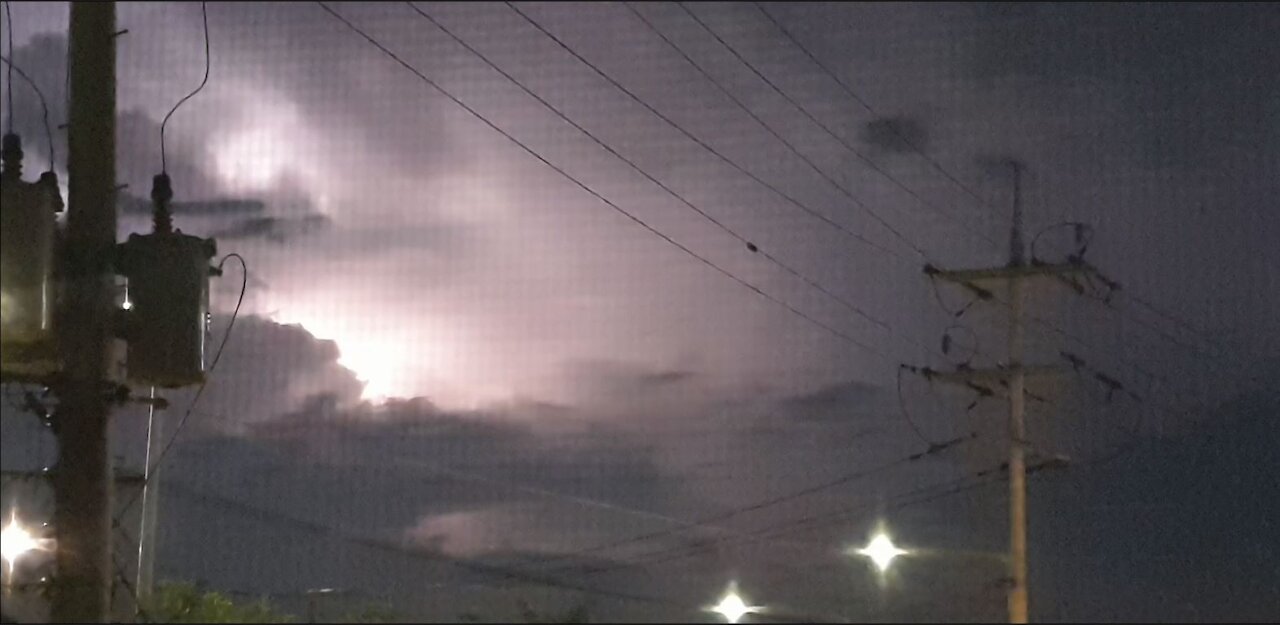 Just lightning among cloud without rain and thunder