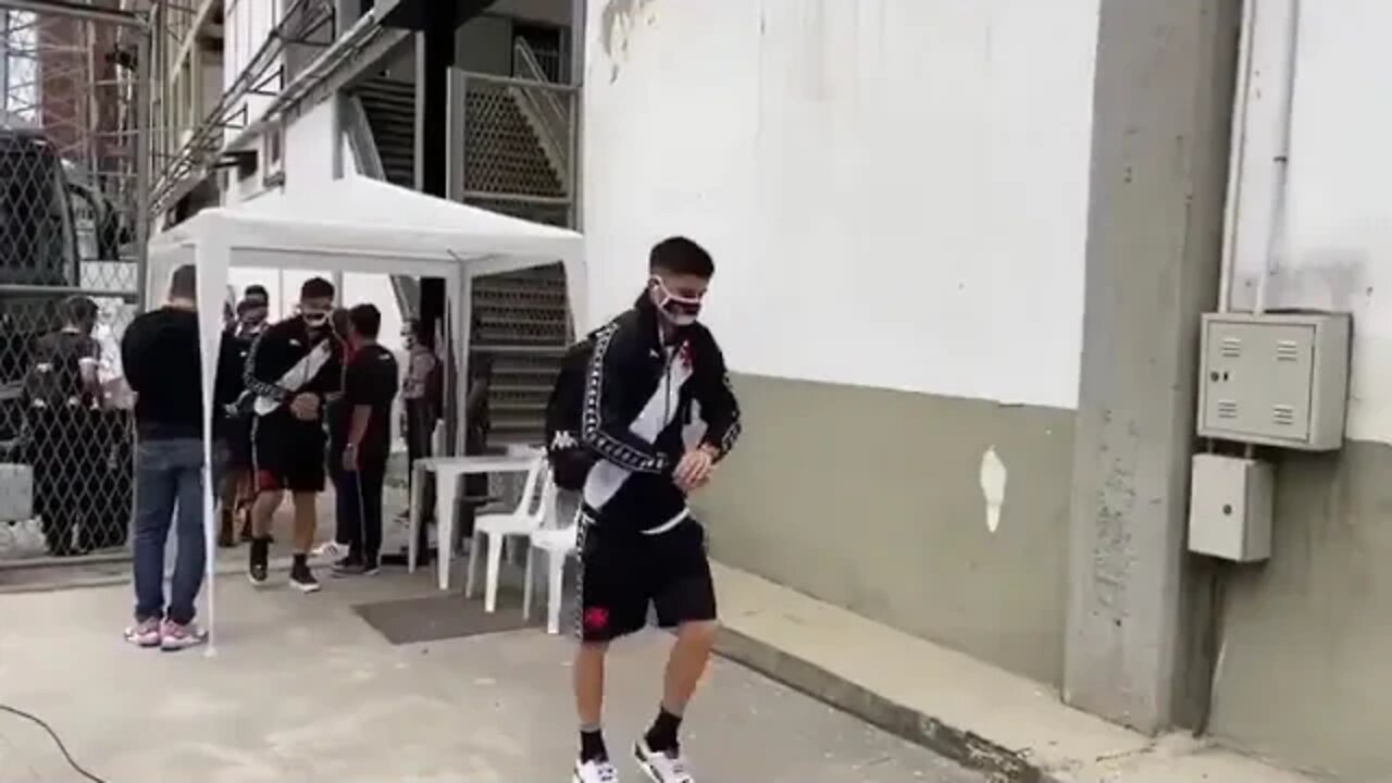 Jogadores do Vasco chegando em São Januário para a partida contra o São Paulo