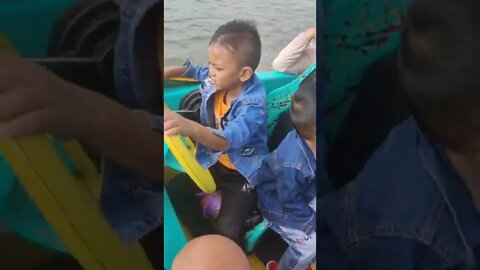 anak kecil jadi sopir perahu boat