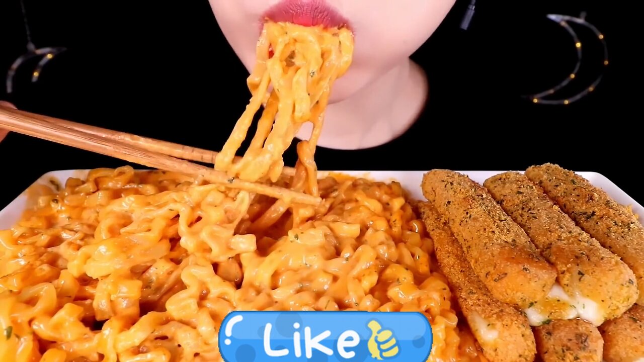 ASMR ENJOYING SPICY CARBONARA NOODLES WITH CRISPY MOZZARELLA CHEESE STICKS