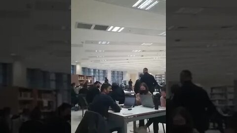 הנורמל החדש שוטרים נכנסים לספרייה באוניברסיטת אריאל לבדוק מסכות