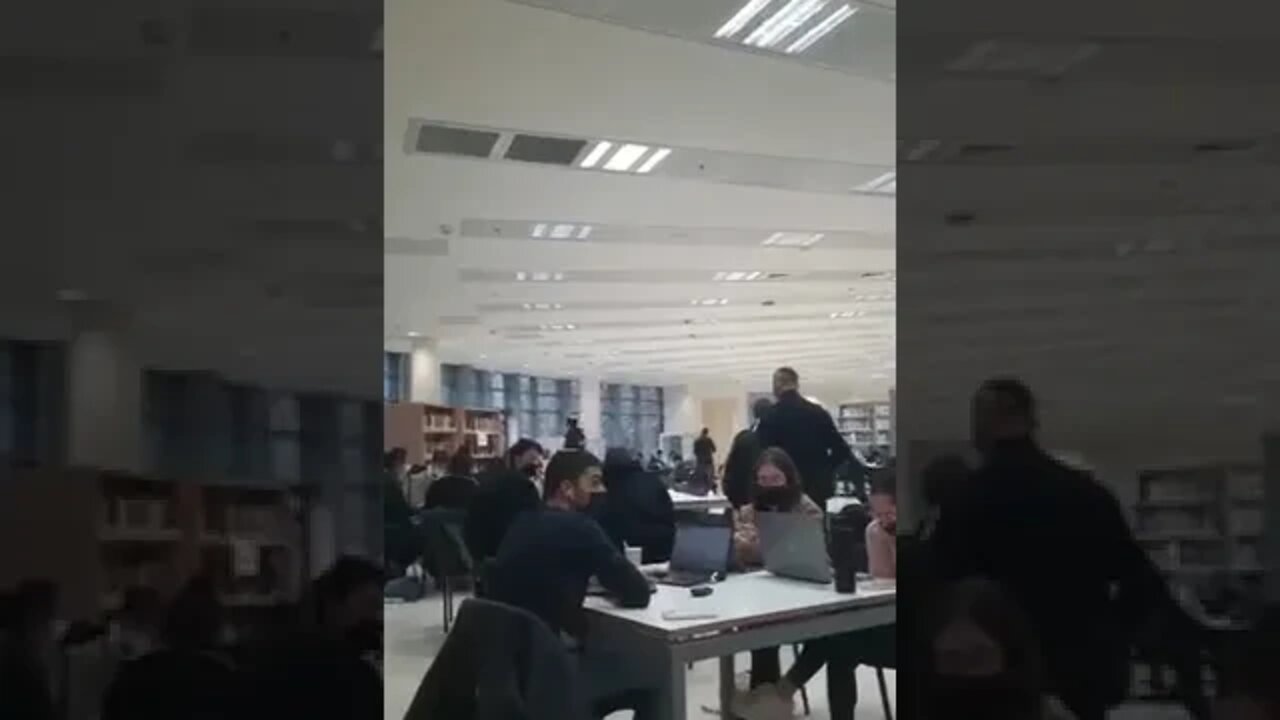 הנורמל החדש שוטרים נכנסים לספרייה באוניברסיטת אריאל לבדוק מסכות