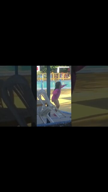 BRINCANDO NA PISCINA #infantil #criança #piscina #tiktok #shorts