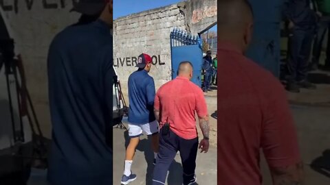 Suárez viraliza com vídeo em vestiário modesto no Uruguai;#shorts #suarez