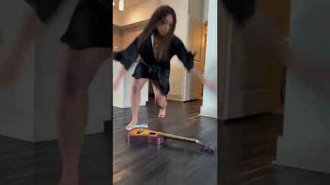 Tocando violão com a pepeca