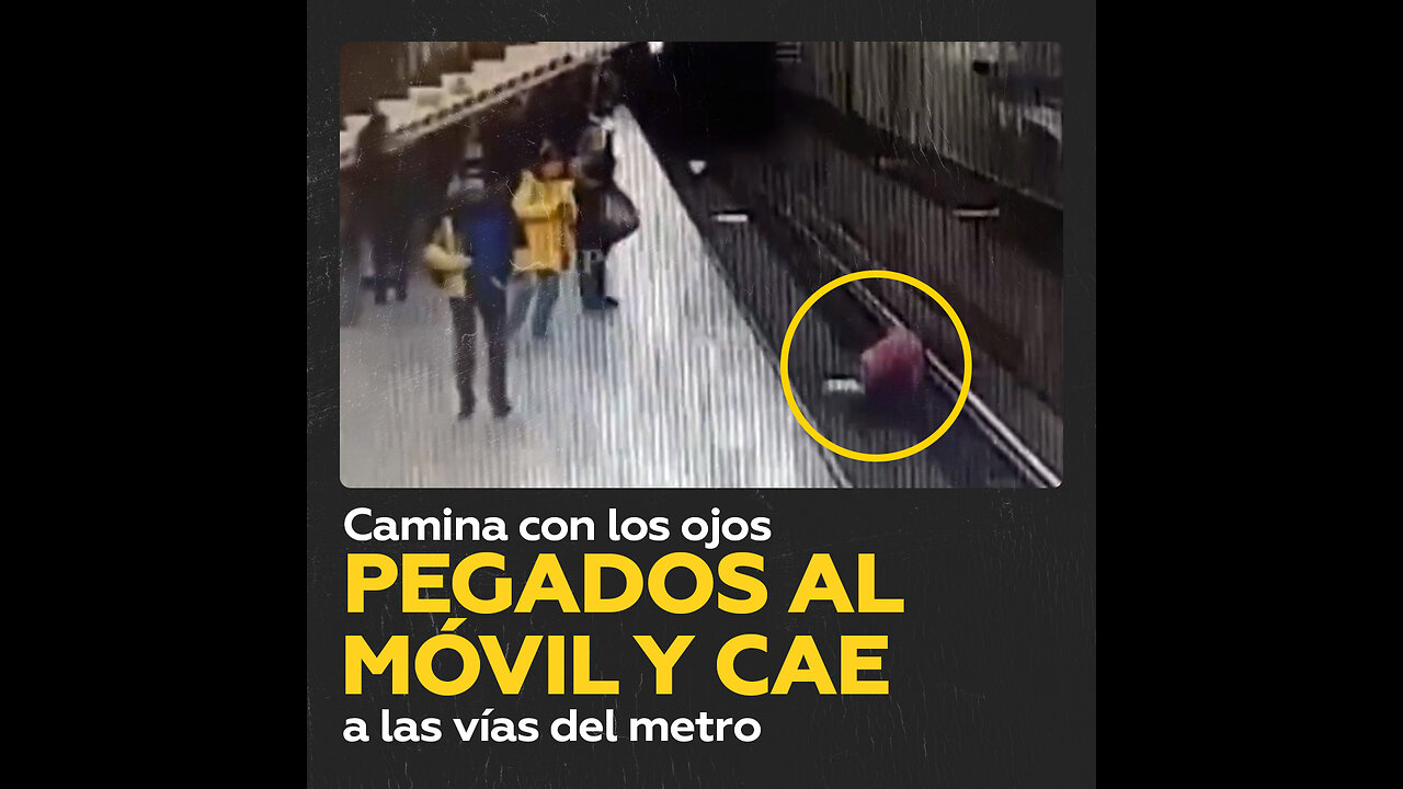 Pasajero distraído con su celular cae a las vías del metro de Moscú