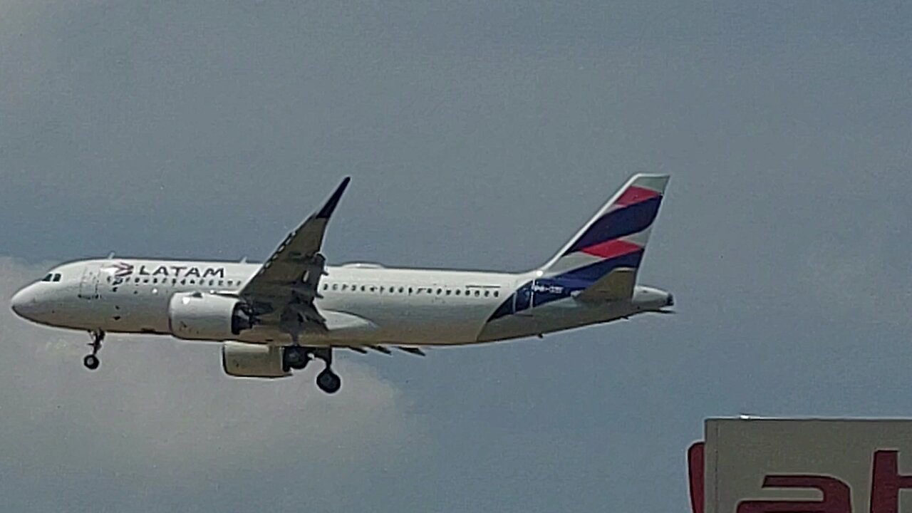 Airbus A320NEO PR-XBI vindo de Brasília para Manaus