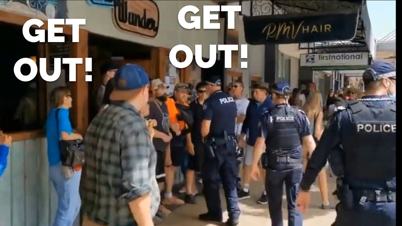 “Get out! Get out!” Customers block Brownshirts from entering Bar Wunder in Queensland